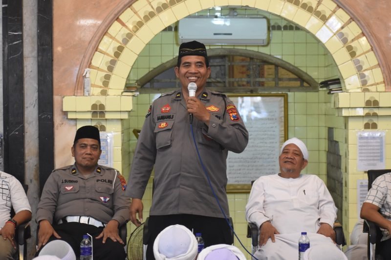 Kasi Humas Polres Pasuruan disaat  memberikan pembinaan dan Dialog Interaktif dengan Santri (foto.ist)