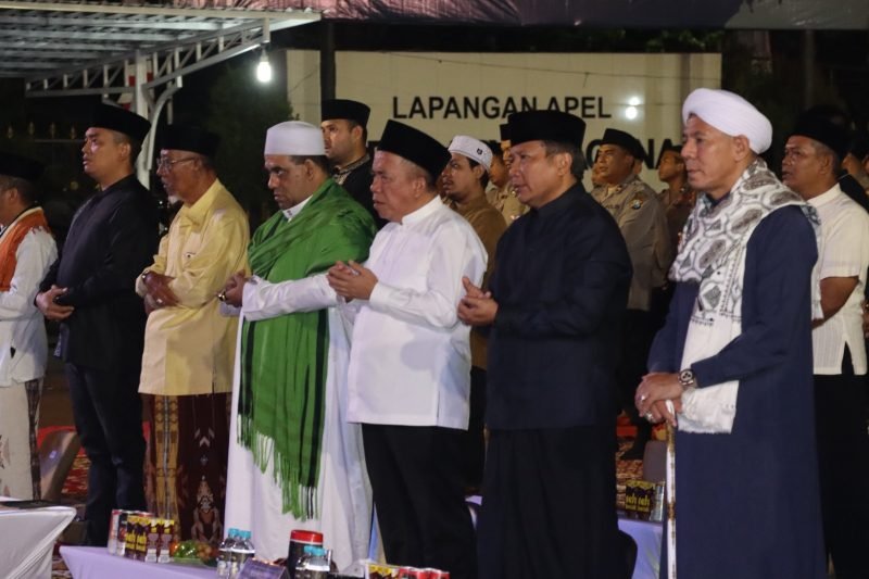 Kapolda Jatim beserta Kapolres Pasuruan, KH.Mujib Imron dan para Habaib lainnya (foto.ist)