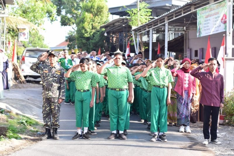 Warga Dusun Karangtengah saat tindak  upacara bendera (foto.ist)