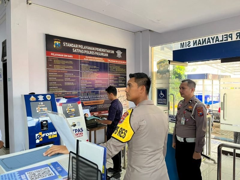 Kapolres Pasuruan AKBP Bayu Pratama Gubunagi, S.H., S.I.K., M.Si.saat melakukan pengecekan di Kantor Satpas Polres Pasuruan.( foto.ist)