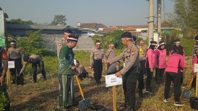 Polres Pasuruan saat melaksanakan Penanaman Bibit Pohon (foto.ist)