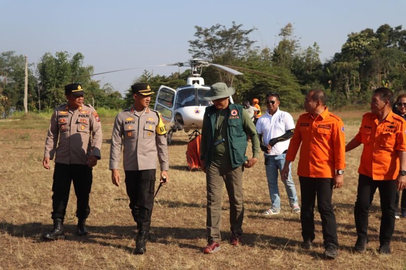 Kapolres Pasuruan saat peninjauan Kebakaran Hutan dan Lahan (Karhutla) yang terjadi di Gunung Arjuna (foto.ist)