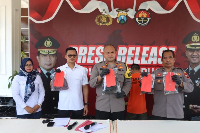 Wakapolres Pasuruan, Kasat Reskrim dan Humas Polres Pasuruan saat berlangsungnya Press release (foto.ist)