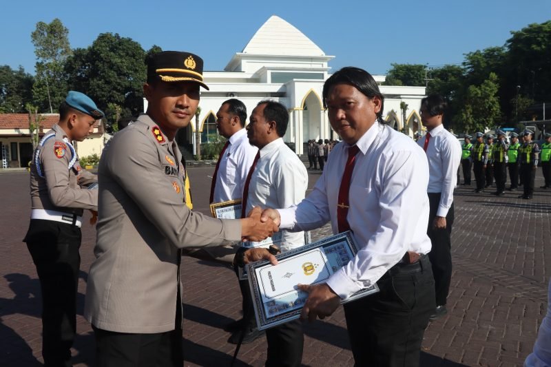 Kapolres Pasuruan saat berikan penghargaan pada personil Satreskrim  Pasuruan Kota.(foto.ist)