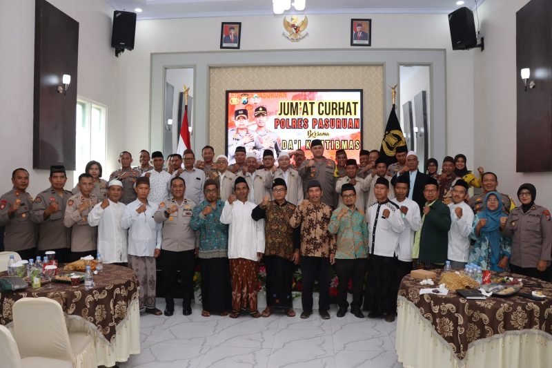 Berfoto bersama tokoh agama di wilayah Kabupaten Pasuruan (foto.ist)