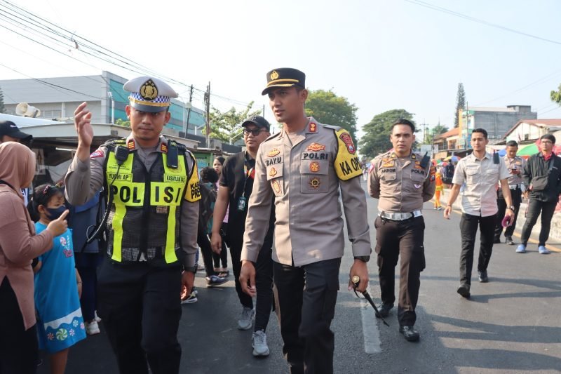 Gambar. Kapolres Pasuruan bersama Kasat lantas Polres Pasuruan.