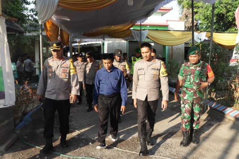 (Gambar). Kapolres Pasuruan bersama Pj. Bupati Pasuruan  dan Forkopimda Kabupaten Pasuruan saat melakukan kunjungan ke Tempat Pemungutan Suara (TPS).