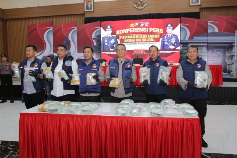 Kapolda Jatim Irjen Pol. Imam Sugiyanto beserta Kapolresta Sidoarjo saat menunjukan barang bukti 30kg sabu - sabu 