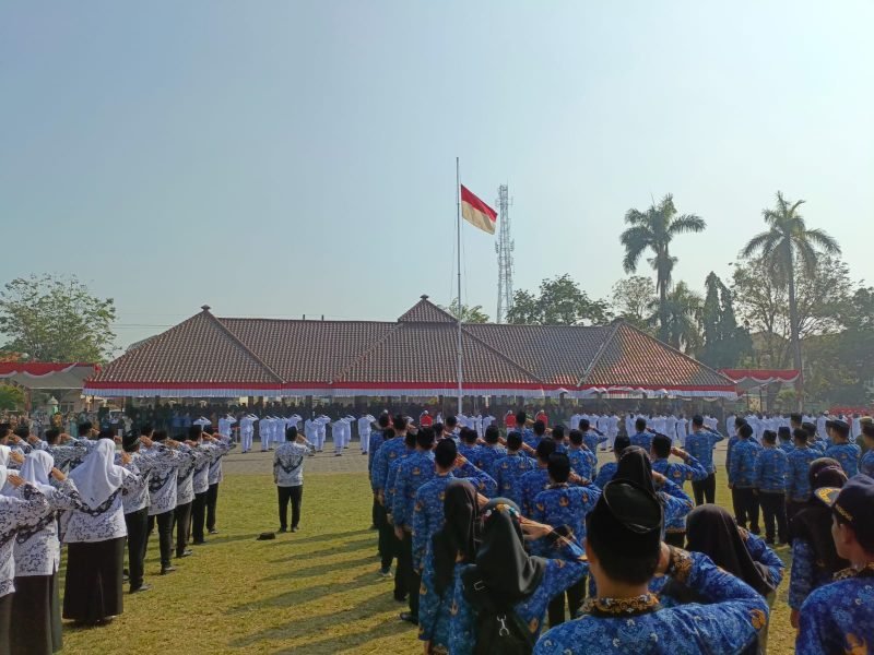 Bendera lusung yang dikibarkan oleh Pemkab Pasuruan saat upacara deti - detik kemerdekaan RI Yang Ke - 79