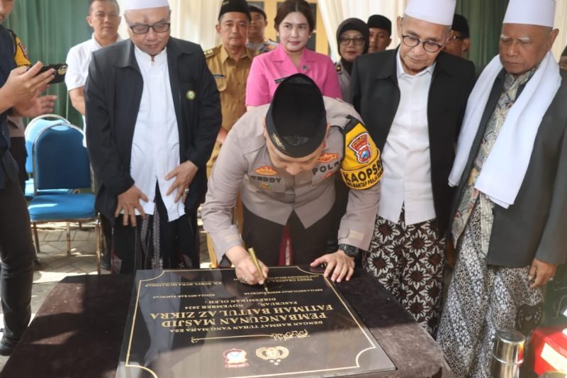 Kapolres Pasuruan AKBP. Teddy Candra saat menandatangani dan meresmikan Musholla 